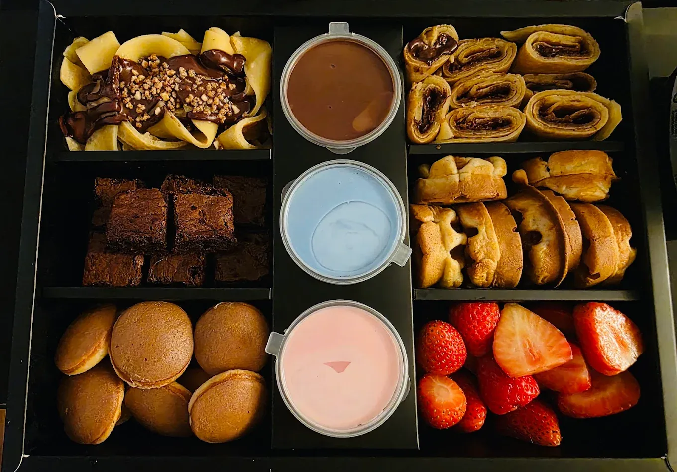 Auswahl an Desserts, Brownies und frischen Früchten bei Choco Meme Mood