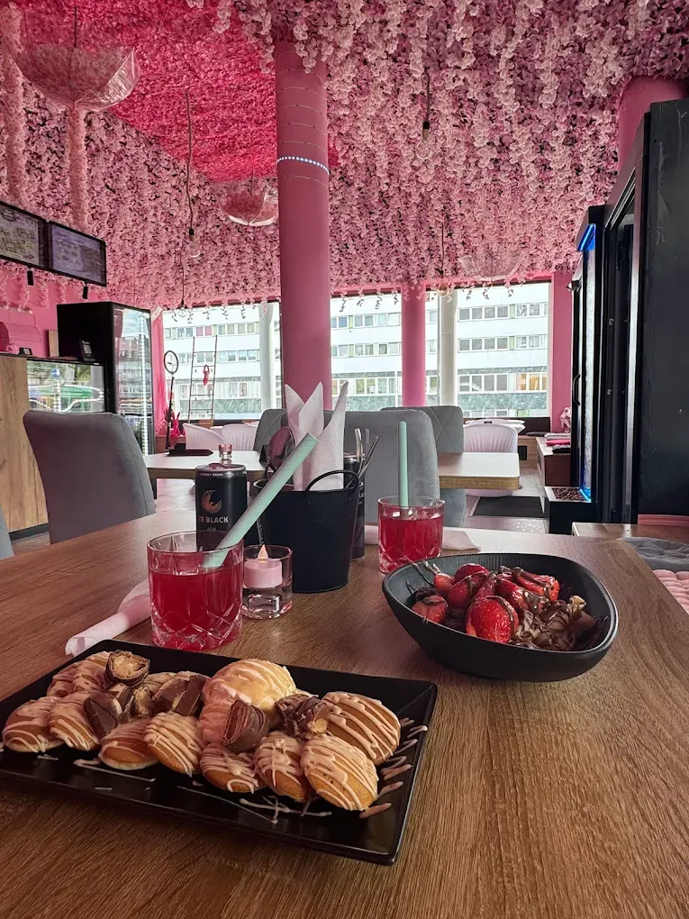 Desserts am Fenster mit Blick auf Kassel im Choco Meme Mood