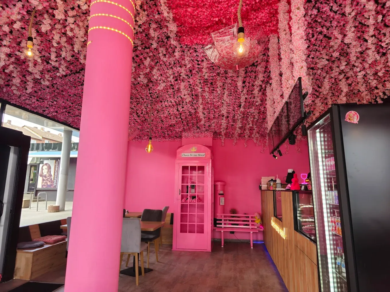 Pinke Blütendecke, rosa Telefonzelle und leuchtende Sitze im Choco Meme Mood Kassel