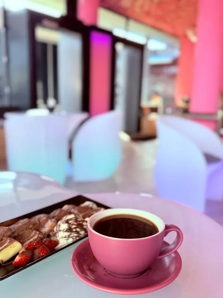 Rosa Kaffeetasse mit Dessert-Teller bei Choco Meme Mood