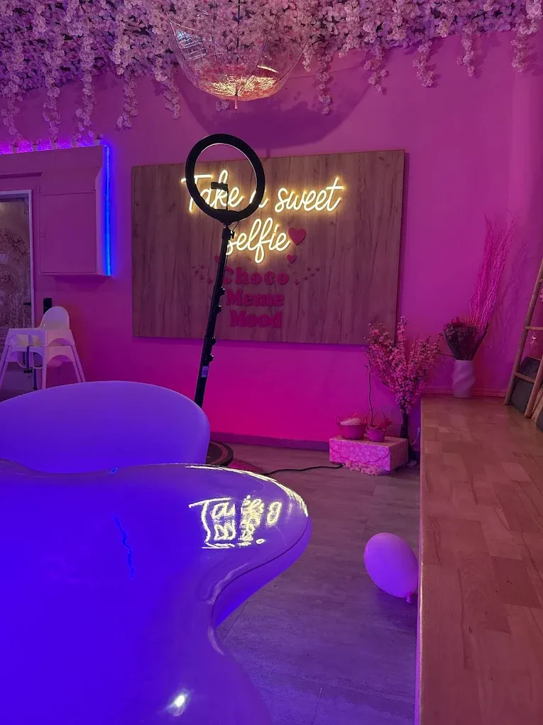 Die ‚Take a sweet selfie‘-Ecke mit Neon-Schriftzug und Ringlicht